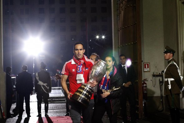 El plantel de la selección chilena llegó hasta el Palacio de La Moneda para festejar junto a la Presidenta, Michelle Bachelet, y miles de hinchas, la obtención de la Copa América 2015. El plantel de la selección chilena llegó hasta el Palacio de La Moneda para festejar junto a la Presidenta, Michelle Bachelet, y miles de hinchas, la obtención de la Copa América 2015.