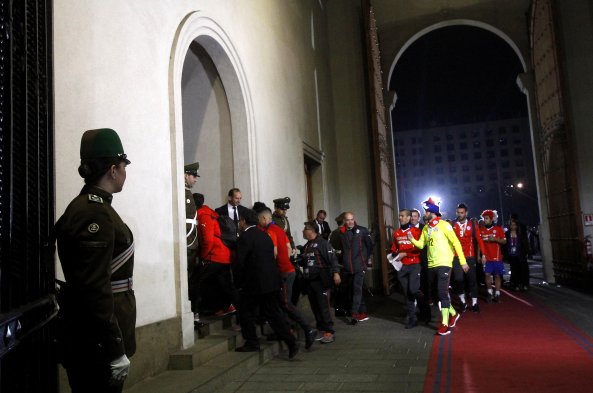 El plantel de la selección chilena llegó hasta el Palacio de La Moneda para festejar junto a la Presidenta, Michelle Bachelet, y miles de hinchas, la obtención de la Copa América 2015. El plantel de la selección chilena llegó hasta el Palacio de La Moneda para festejar junto a la Presidenta, Michelle Bachelet, y miles de hinchas, la obtención de la Copa América 2015.