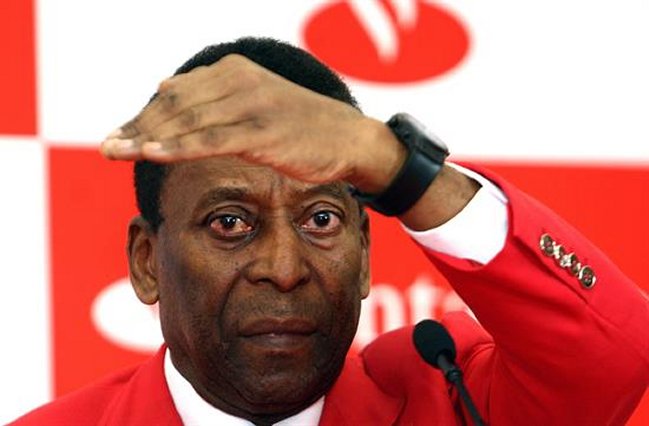 Pelé fue hospitalizado para corregir un problema en la columna Pelé fue hospitalizado para corregir un problema en la columna