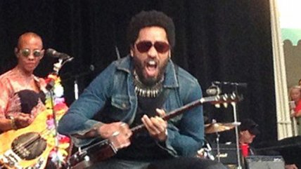 El llamativo percance que sufrió Lenny Kravitz con su pantalón