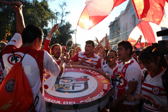 Centenares de personas llegaron a la Catedral de San Felipe para acompañar el funeral del relator Javier Muñoz, fallecido el sábado en la mañana tras un accidente de tránsito. Centenares de personas llegaron a la Catedral de San Felipe para acompañar el funeral del relator Javier Muñoz, fallecido el sábado en la mañana tras un accidente de tránsito.