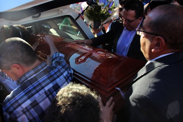 Centenares de personas llegaron a la Catedral de San Felipe para acompañar el funeral del relator Javier Muñoz, fallecido el sábado en la mañana tras un accidente de tránsito. Centenares de personas llegaron a la Catedral de San Felipe para acompañar el funeral del relator Javier Muñoz, fallecido el sábado en la mañana tras un accidente de tránsito.