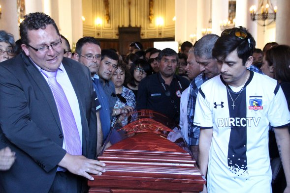 Centenares de personas llegaron a la Catedral de San Felipe para acompañar el funeral del relator Javier Muñoz, fallecido el sábado en la mañana tras un accidente de tránsito. Centenares de personas llegaron a la Catedral de San Felipe para acompañar el funeral del relator Javier Muñoz, fallecido el sábado en la mañana tras un accidente de tránsito.