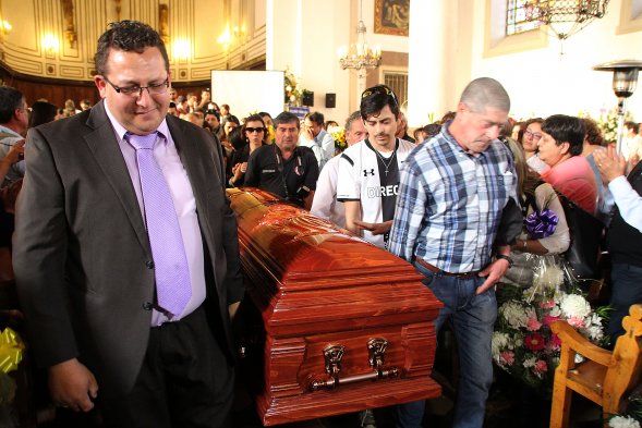 Centenares de personas llegaron a la Catedral de San Felipe para acompañar el funeral del relator Javier Muñoz, fallecido el sábado en la mañana tras un accidente de tránsito. Centenares de personas llegaron a la Catedral de San Felipe para acompañar el funeral del relator Javier Muñoz, fallecido el sábado en la mañana tras un accidente de tránsito.