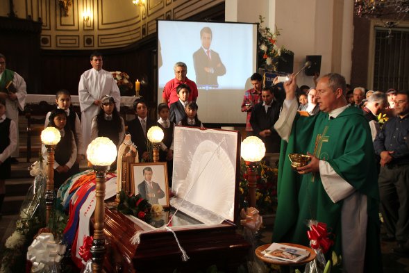 Centenares de personas llegaron a la Catedral de San Felipe para acompañar el funeral del relator Javier Muñoz, fallecido el sábado en la mañana tras un accidente de tránsito. Centenares de personas llegaron a la Catedral de San Felipe para acompañar el funeral del relator Javier Muñoz, fallecido el sábado en la mañana tras un accidente de tránsito.