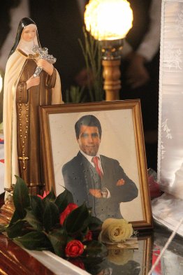 Centenares de personas llegaron a la Catedral de San Felipe para acompañar el funeral del relator Javier Muñoz, fallecido el sábado en la mañana tras un accidente de tránsito. Centenares de personas llegaron a la Catedral de San Felipe para acompañar el funeral del relator Javier Muñoz, fallecido el sábado en la mañana tras un accidente de tránsito.