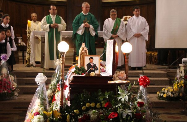 Centenares de personas llegaron a la Catedral de San Felipe para acompañar el funeral del relator Javier Muñoz, fallecido el sábado en la mañana tras un accidente de tránsito. Centenares de personas llegaron a la Catedral de San Felipe para acompañar el funeral del relator Javier Muñoz, fallecido el sábado en la mañana tras un accidente de tránsito.
