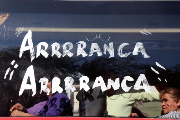 Centenares de personas llegaron a la Catedral de San Felipe para acompañar el funeral del relator Javier Muñoz, fallecido el sábado en la mañana tras un accidente de tránsito. Centenares de personas llegaron a la Catedral de San Felipe para acompañar el funeral del relator Javier Muñoz, fallecido el sábado en la mañana tras un accidente de tránsito.