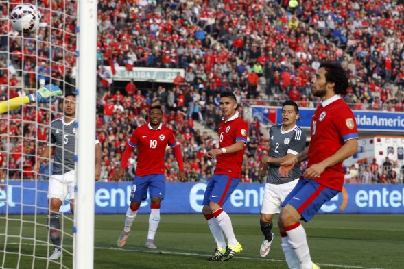 En el duelo amistoso ante Paraguay, la selección chilena adulta estrenó su nueva camiseta. La polera, confeccionada por Nike, tiene en la manga izquierda el escudo de campeones de América. En el duelo amistoso ante Paraguay, la selección chilena adulta estrenó su nueva camiseta. La polera, confeccionada por Nike, tiene en la manga izquierda el escudo de campeones de América.