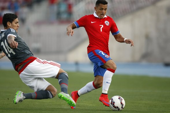 En el duelo amistoso ante Paraguay, la selección chilena adulta estrenó su nueva camiseta. La polera, confeccionada por Nike, tiene en la manga izquierda el escudo de campeones de América. En el duelo amistoso ante Paraguay, la selección chilena adulta estrenó su nueva camiseta. La polera, confeccionada por Nike, tiene en la manga izquierda el escudo de campeones de América.