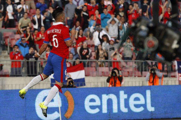En el duelo amistoso ante Paraguay, la selección chilena adulta estrenó su nueva camiseta. La polera, confeccionada por Nike, tiene en la manga izquierda el escudo de campeones de América. En el duelo amistoso ante Paraguay, la selección chilena adulta estrenó su nueva camiseta. La polera, confeccionada por Nike, tiene en la manga izquierda el escudo de campeones de América.