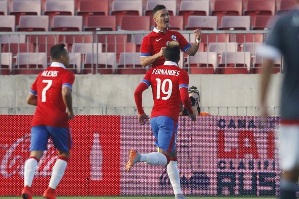 En el duelo amistoso ante Paraguay, la selección chilena adulta estrenó su nueva camiseta. La polera, confeccionada por Nike, tiene en la manga izquierda el escudo de campeones de América. En el duelo amistoso ante Paraguay, la selección chilena adulta estrenó su nueva camiseta. La polera, confeccionada por Nike, tiene en la manga izquierda el escudo de campeones de América.