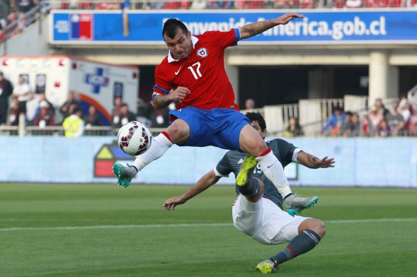 En el duelo amistoso ante Paraguay, la selección chilena adulta estrenó su nueva camiseta. La polera, confeccionada por Nike, tiene en la manga izquierda el escudo de campeones de América. En el duelo amistoso ante Paraguay, la selección chilena adulta estrenó su nueva camiseta. La polera, confeccionada por Nike, tiene en la manga izquierda el escudo de campeones de América.