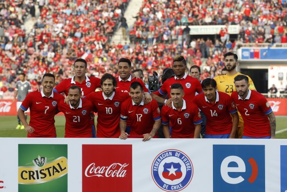 En el duelo amistoso ante Paraguay, la selección chilena adulta estrenó su nueva camiseta. La polera, confeccionada por Nike, tiene en la manga izquierda el escudo de campeones de América. En el duelo amistoso ante Paraguay, la selección chilena adulta estrenó su nueva camiseta. La polera, confeccionada por Nike, tiene en la manga izquierda el escudo de campeones de América.