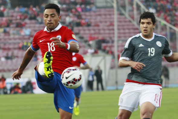 En el duelo amistoso ante Paraguay, la selección chilena adulta estrenó su nueva camiseta. La polera, confeccionada por Nike, tiene en la manga izquierda el escudo de campeones de América. En el duelo amistoso ante Paraguay, la selección chilena adulta estrenó su nueva camiseta. La polera, confeccionada por Nike, tiene en la manga izquierda el escudo de campeones de América.