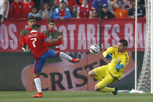 En el duelo amistoso ante Paraguay, la selección chilena adulta estrenó su nueva camiseta. La polera, confeccionada por Nike, tiene en la manga izquierda el escudo de campeones de América. En el duelo amistoso ante Paraguay, la selección chilena adulta estrenó su nueva camiseta. La polera, confeccionada por Nike, tiene en la manga izquierda el escudo de campeones de América.