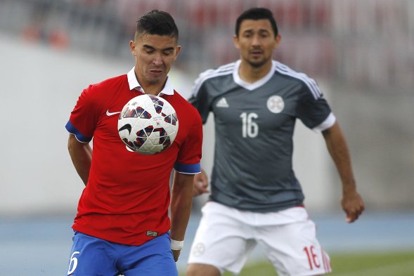 En el duelo amistoso ante Paraguay, la selección chilena adulta estrenó su nueva camiseta. La polera, confeccionada por Nike, tiene en la manga izquierda el escudo de campeones de América. En el duelo amistoso ante Paraguay, la selección chilena adulta estrenó su nueva camiseta. La polera, confeccionada por Nike, tiene en la manga izquierda el escudo de campeones de América.