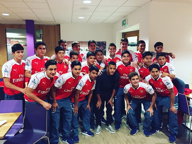 Alexis Sánchez visitó a selección sub 17 que anda de gira por Londres Alexis Sánchez visitó a selección sub 17 que anda de gira por Londres