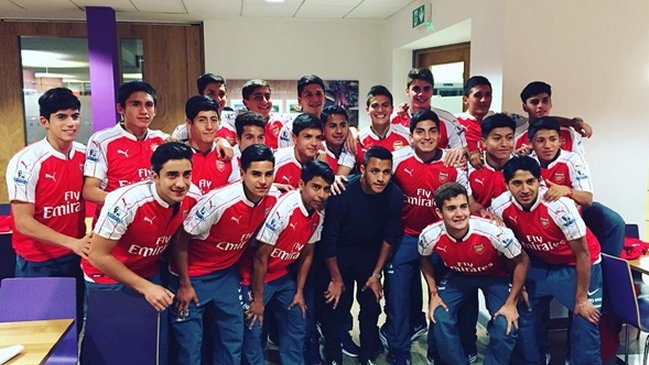 Alexis Sánchez visitó a selección sub 17 que anda de gira por Londres