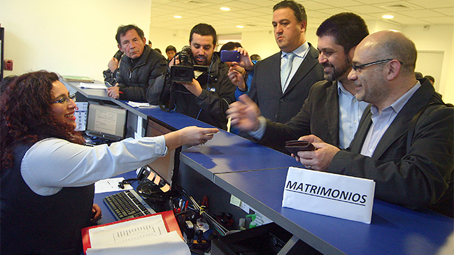 Registro Civil: Funcionarios flexibilizan paro para celebrar primeros AUC