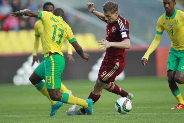 Rusia superó por 2-0 a Sudáfrica en el partido válido por la fase de grupos del Mundial Sub 17. Los europeos fueron los mejores en el Grupo E. Revisa las mejores postales del encuentro. Rusia superó por 2-0 a Sudáfrica en el partido válido por la fase de grupos del Mundial Sub 17. Los europeos fueron los mejores en el Grupo E. Revisa las mejores postales del encuentro.