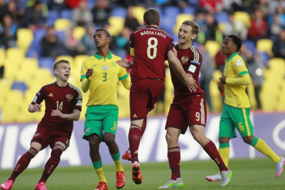 Rusia superó por 2-0 a Sudáfrica en el partido válido por la fase de grupos del Mundial Sub 17. Los europeos fueron los mejores en el Grupo E. Revisa las mejores postales del encuentro. Rusia superó por 2-0 a Sudáfrica en el partido válido por la fase de grupos del Mundial Sub 17. Los europeos fueron los mejores en el Grupo E. Revisa las mejores postales del encuentro.