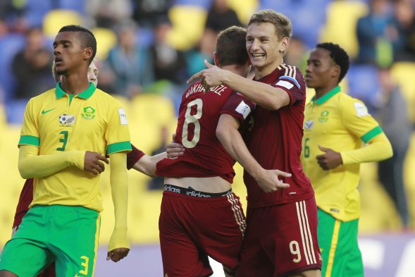Rusia superó por 2-0 a Sudáfrica en el partido válido por la fase de grupos del Mundial Sub 17. Los europeos fueron los mejores en el Grupo E. Revisa las mejores postales del encuentro. Rusia superó por 2-0 a Sudáfrica en el partido válido por la fase de grupos del Mundial Sub 17. Los europeos fueron los mejores en el Grupo E. Revisa las mejores postales del encuentro.