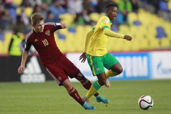 Rusia superó por 2-0 a Sudáfrica en el partido válido por la fase de grupos del Mundial Sub 17. Los europeos fueron los mejores en el Grupo E. Revisa las mejores postales del encuentro. Rusia superó por 2-0 a Sudáfrica en el partido válido por la fase de grupos del Mundial Sub 17. Los europeos fueron los mejores en el Grupo E. Revisa las mejores postales del encuentro.