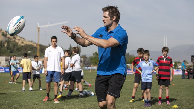 Ex capitán de los All Blacks compartió con niños rugbistas en Chicureo Ex capitán de los All Blacks compartió con niños rugbistas en Chicureo