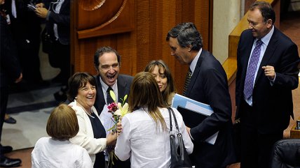 Risas y aplausos tras aprobación de la Ley Corta