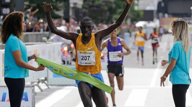 Stanley Biwott y Yimer Ayalew ganaron la San Silvestre de Sao Paulo Stanley Biwott y Yimer Ayalew ganaron la San Silvestre de Sao Paulo
