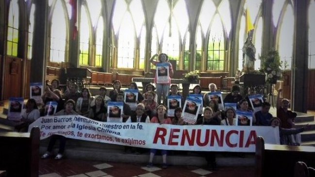 Laicos de Osorno ocupan la catedral a un año de que Barros asumiera como obispo Laicos de Osorno ocupan la catedral a un año de que Barros asumiera como obispo