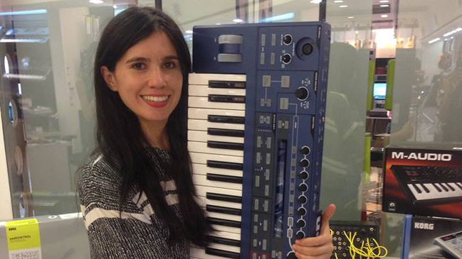 Javiera Mena recibió instrumentos por parte de tienda de música Javiera Mena recibió instrumentos por parte de tienda de música