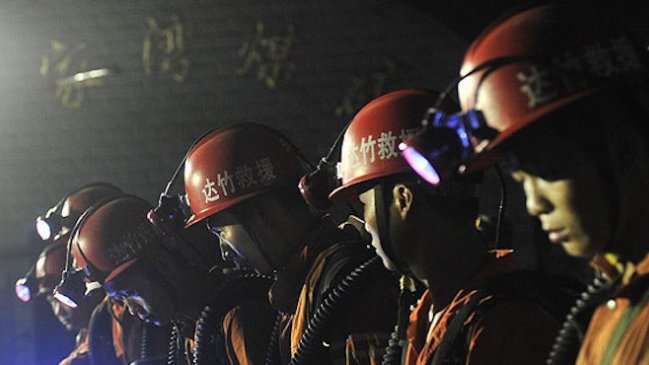 Rescatan a minero que pasó ocho días atrapado en un yacimiento de Indonesia