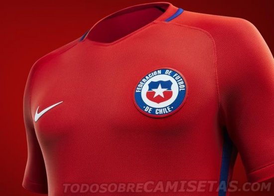 El portal Todocamiseta.com mostró la tenida Nike que usará la selección chilena de fútbol en la Copa América Centenario. Esta será con camiseta y pantalones rojos, y medias azules. El portal Todocamiseta.com mostró la tenida Nike que usará la selección chilena de fútbol en la Copa América Centenario. Esta será con camiseta y pantalones rojos, y medias azules.