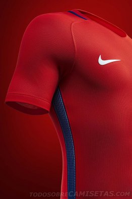 El portal Todocamiseta.com mostró la tenida Nike que usará la selección chilena de fútbol en la Copa América Centenario. Esta será con camiseta y pantalones rojos, y medias azules. El portal Todocamiseta.com mostró la tenida Nike que usará la selección chilena de fútbol en la Copa América Centenario. Esta será con camiseta y pantalones rojos, y medias azules.