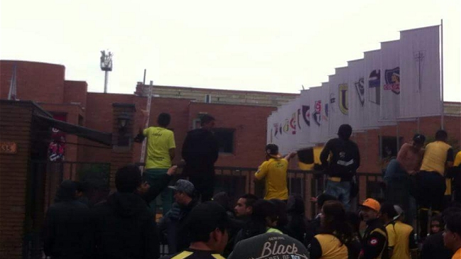 Hinchas de Coquimbo las emprendieron duramente contra sede de la ANFP