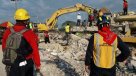 La ardua labor de los bomberos chilenos que ayudan en las labores de rescate en Ecuador
