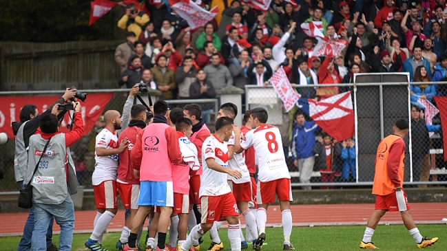 Deportes Valdivia goleó a La Pintana y subió a Primera B Deportes Valdivia goleó a La Pintana y subió a Primera B