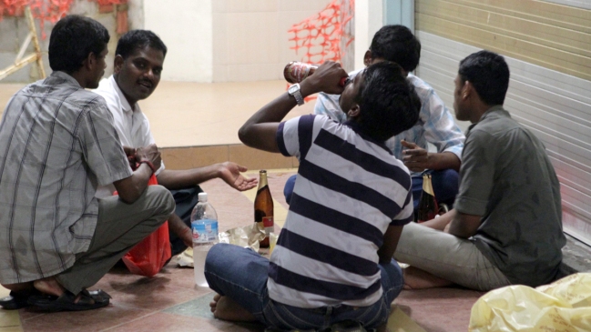 Nepal detiene a cientos de indios ebrios que huyen de ley seca