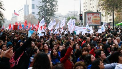   Miles de personas participan de la marcha de la CUT en Santiago 
