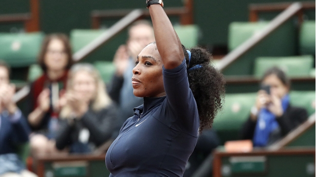 Serena Williams pasó con seguridad a cuartos y Venus fue eliminada en París Serena Williams pasó con seguridad a cuartos y Venus fue eliminada en París