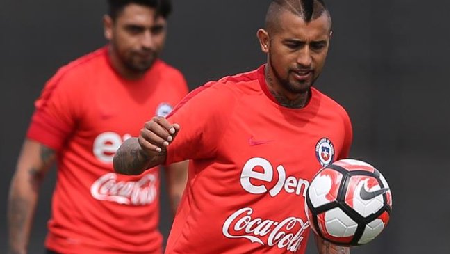 Vidal entrenó con normalidad y estará presente frente a Argentina