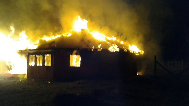 Grupo Weichan Auka Mapu se adjudicó ataque incendiario contra parroquia Grupo Weichan Auka Mapu se adjudicó ataque incendiario contra parroquia