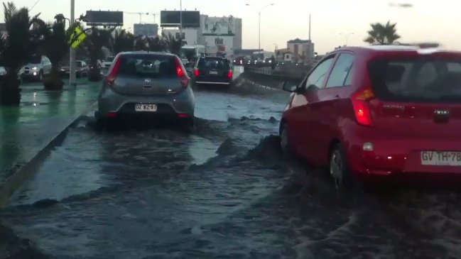Rotura de matriz en Antofagasta provocó problemas en tránsito y corte de agua Rotura de matriz en Antofagasta provocó problemas en tránsito y corte de agua