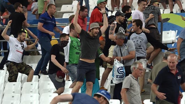 Francia expulsará a 40 hinchas rusos por altercados en Marsella Francia expulsará a 40 hinchas rusos por altercados en Marsella