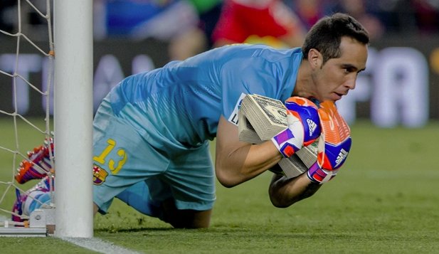 Chile venció 4-2 a Panamá y clasificó a los cuartos de final de la Copa América Centenario. Sin embargo, fue la baja actuación de Claudio Bravo durante el cotejo el blanco de los memes en las redes sociales. Chile venció 4-2 a Panamá y clasificó a los cuartos de final de la Copa América Centenario. Sin embargo, fue la baja actuación de Claudio Bravo durante el cotejo el blanco de los memes en las redes sociales.