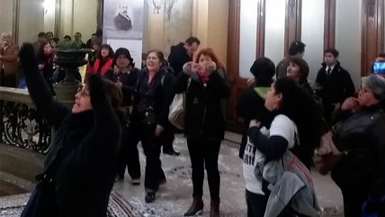 Roxana Miranda encabezó toma de la Intendencia Metropolitana