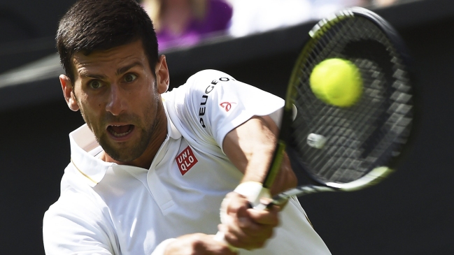 Novak Djokovic ganó sin problemas en su debut en Wimbledon Novak Djokovic ganó sin problemas en su debut en Wimbledon