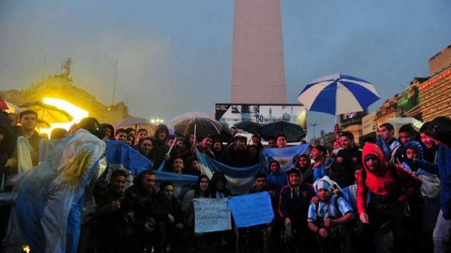 Argentinos hicieron un banderazo para pedir que Lionel Messi no deje la selección